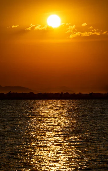 Zon, wolken, meer malawi en kustlijn met oranje lucht — Stockfoto