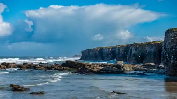Tempo-lapso na praia da catedral com rochas acidentadas litoral — Vídeo de Stock