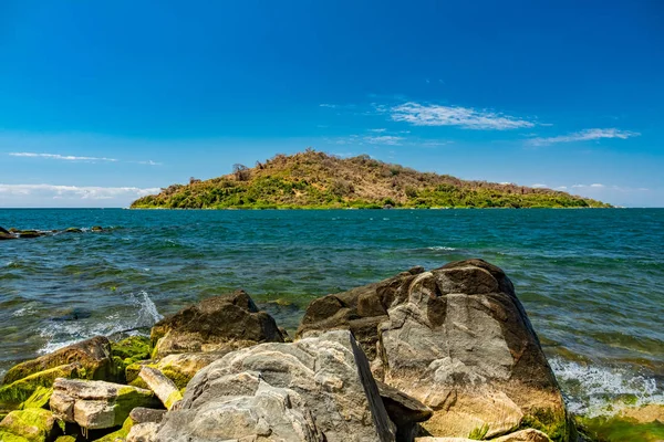 Island at lake Malawi with clear blue sky — Stock Photo, Image