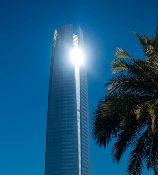 Santiago de Chile Costanera centrum gebouw tegen de blauwe lucht — Stockfoto