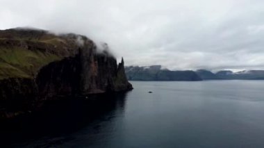 Trollkonufingur 'un kayan kamerası, Witchs Finger, Fjord bulutların altında Faroe Adaları
