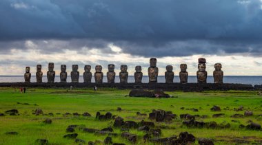 Ahu Tongariki moai platformu bulutlu gökyüzünün altında