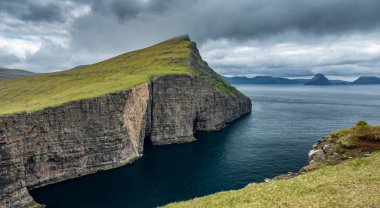 Faroe Adaları 'ndaki okyanusa kadar Sorvagsvatn uçurumları