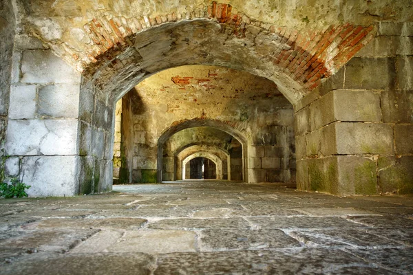 Alte verlassene Gebäude Passage von unten gesehen — Stockfoto