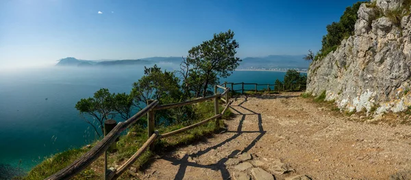 Ultratäckt panorama över stig nära havet — Stockfoto