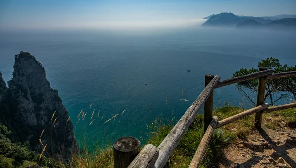 Vista superior da trilha no topo do penhasco perto do oceano — Fotografia de Stock