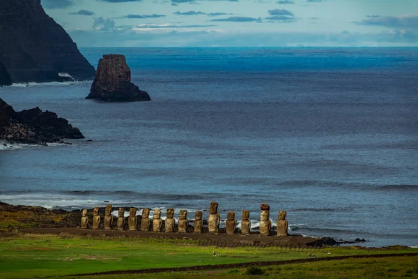 Grote kans op het iconische Ahu Tongariki moai platform — Stockfoto