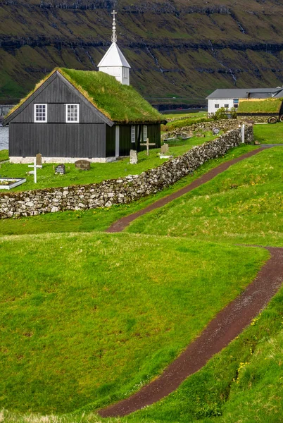 Kościół z trawą na dachu i ścieżką w trawie — Zdjęcie stockowe