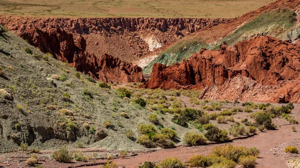 Tęczowa dolina z jasnymi kolorami na pustyni Atacama — Zdjęcie stockowe