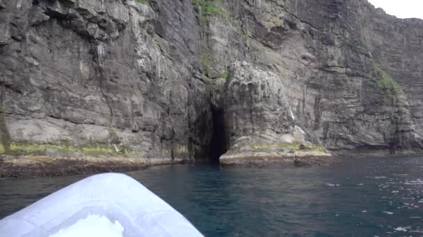 Vnější člun se blíží k jeskyni ve zdi — Stock video