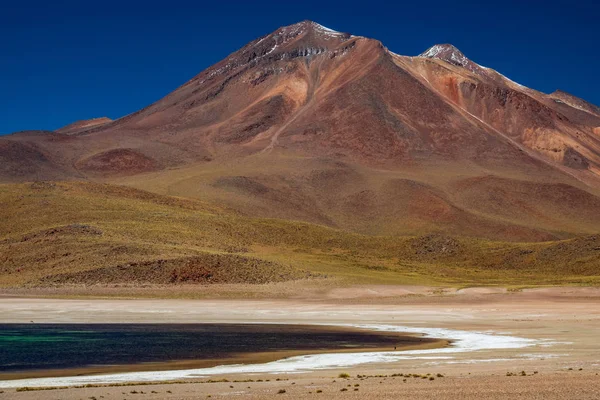 Горное озеро заканчивается красными горами в Атакаме — стоковое фото