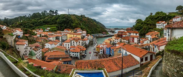 Panorama pueblo pesquero Cudillero en el valle — Foto de Stock