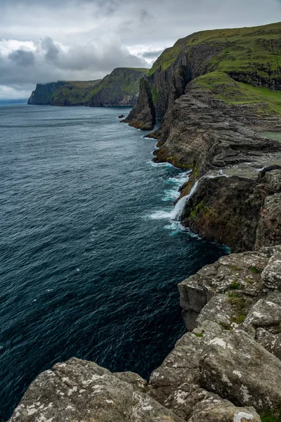 Bosdalafossur Şelalesi ve Faroe Adaları 'ndaki dik kıyı şeridi — Stok fotoğraf