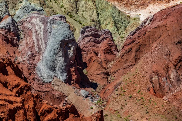 Tęczowa dolina z jasnymi kolorami ziemi w Atacama — Zdjęcie stockowe