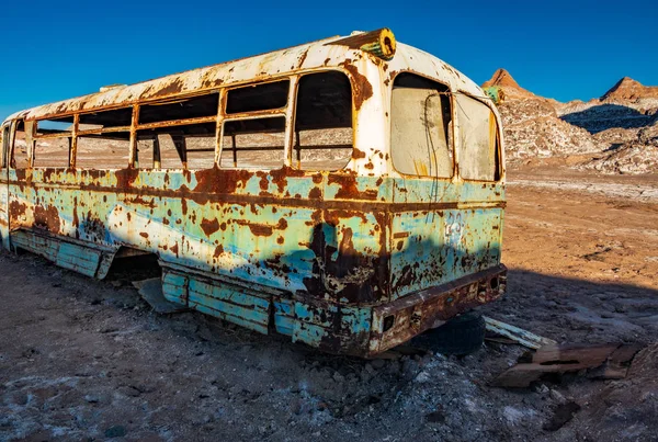 Abandoned bus in the desert of Atacama, rear view — Stock Photo, Image