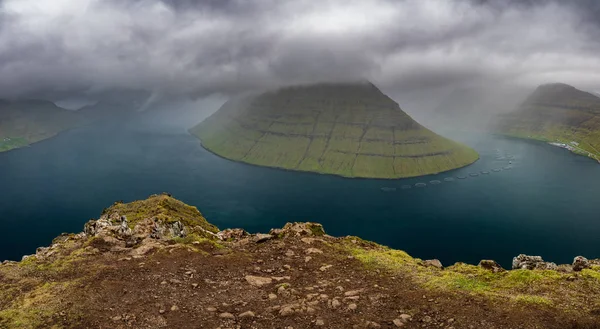 Faroe Adaları 'nda sisin altında büyük bir fiyort manzarası var. — Stok fotoğraf