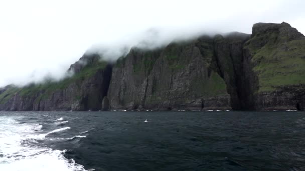 Costa empinada de Vestmanna, Islas Feroe en lento-mo — Vídeos de Stock