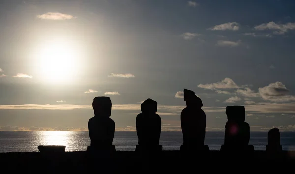 Ahu tahai moai plataforma ao pôr do sol com sol no fundo — Fotografia de Stock