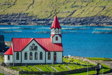 Sandavagur köyünde Kızıl Çatılı Lüteryen Kilisesi