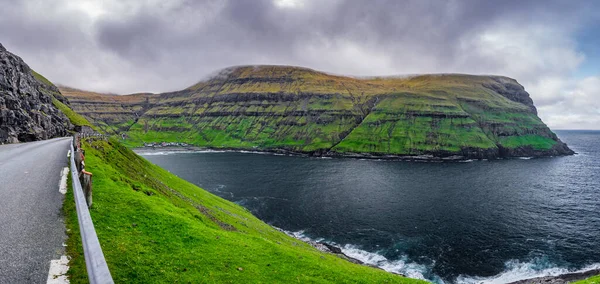 Super panorama du village de Tjornuvik avec des maisons colorées entourées de montagnes verdoyantes dans la baie — Photo