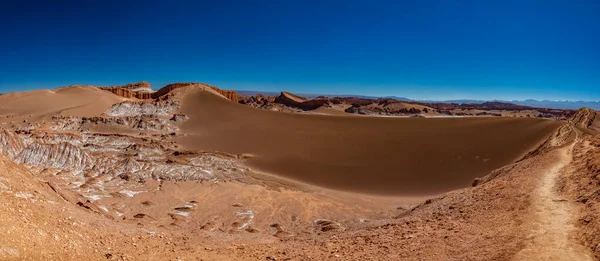 Wielka wydma w dolinie księżyca z wieloma turystami — Zdjęcie stockowe