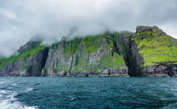 Vestmanna acantilados bajo la niebla en las Islas Feroe vista inferior —  Fotos de Stock