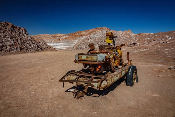 Máquina abandonada en el desierto para la industria de la minería de sal —  Fotos de Stock