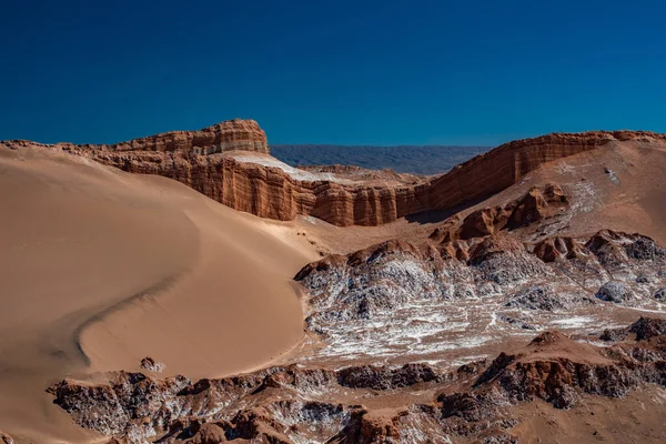 Piasek i skały w Moon Valley, Atacama — Zdjęcie stockowe