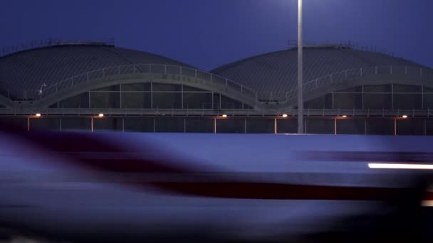 Vista nocturna del aeropuerto con avión borroso despegando — Vídeos de Stock