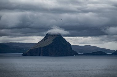 Faroe Adaları 'ndaki fırtınanın altında büyük uçurumlar