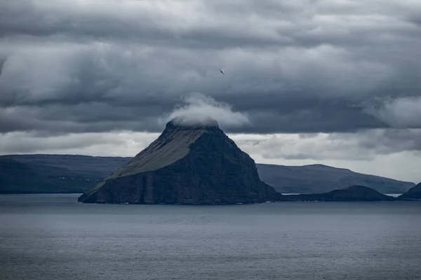 Enorme kliffen onder de storm op de Faeröer — Stockfoto