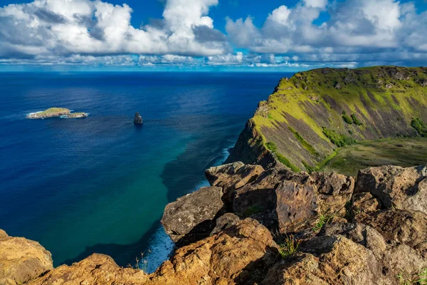 Tangata matu-Inseln in rapa nui unter dem rano kau-Krater — Stockfoto