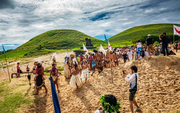 Rapa Nui barca storica arriva alla spiaggia di Anakena, la reception — Foto Stock