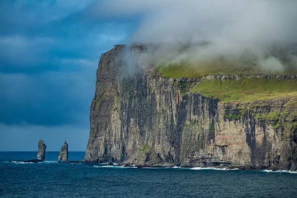 Risin og Kellingin, the giants of faroe islands under the cliffs — Stock Photo, Image