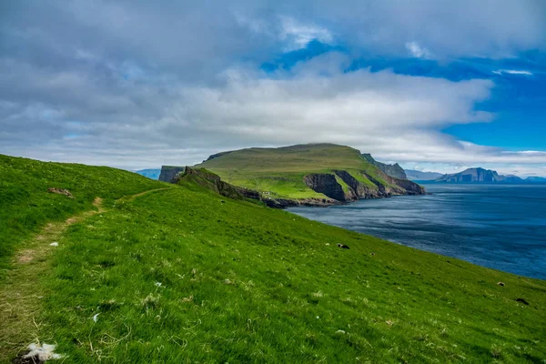 Mykines groene eiland en oceaan in de Faeröer Eilanden — Stockfoto