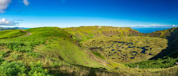 Egész Rano kau vulkanikus kráter panoráma és Orongo út — Stock Fotó