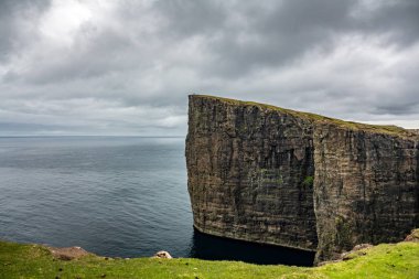 Sorvagsvatn göl kayalıkları okyanus üzerinde, Faroe Adaları