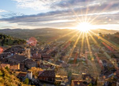 Daroca antik köyünün üzerinde kiremit çatılı günbatımı gökyüzü