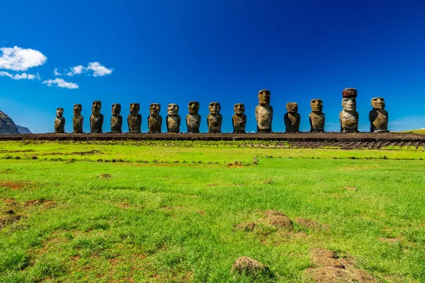 Ahu Tongariki moai plattform med textutrymme — Stockfoto