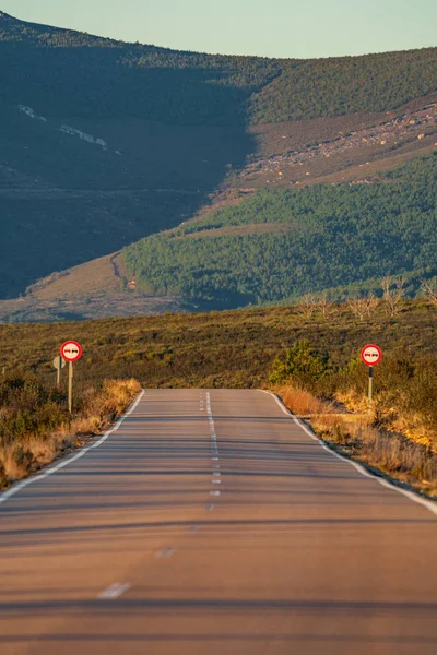 Road to the mountain with no overtaking signs — Stock Photo, Image