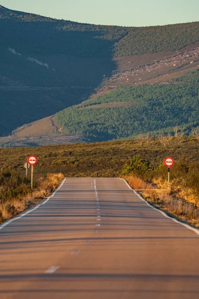 Road to the mountain with no overtaking signs — 스톡 사진