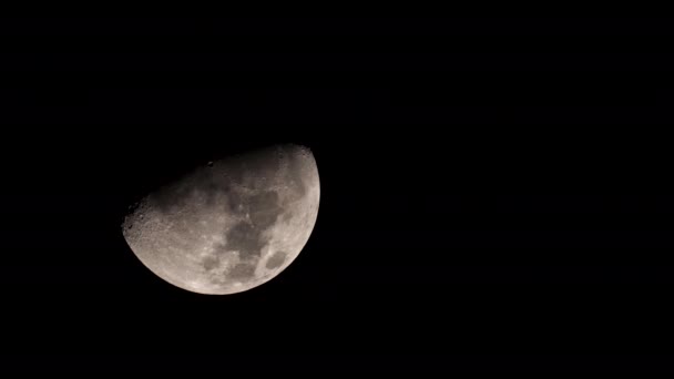 Yarım ay karanlık siyah gökyüzü karşı — Stok video