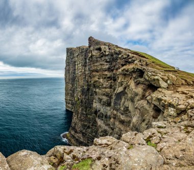 Sorvagsvatn göl kayalıkları okyanusa, Faroe Adaları