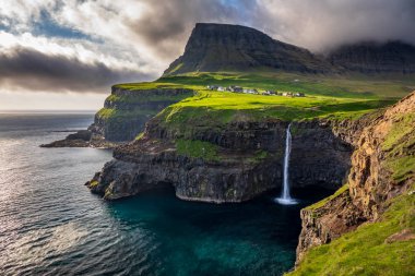 Gasadalur Şelalesi Faroe Adaları 'nda alacakaranlıkta.