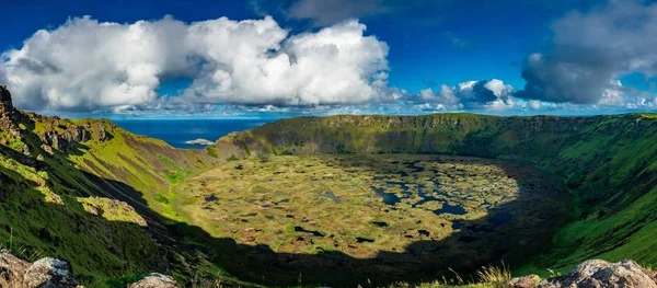 Cratera icônica de Rano Kau na ilha de Páscoa — Fotografia de Stock
