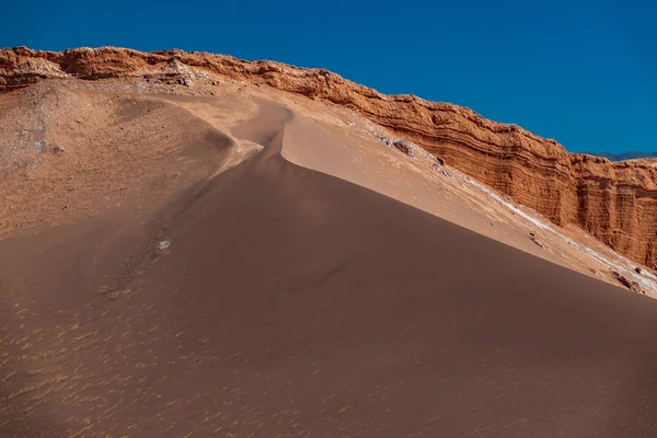 Μεγάλη αμμόλοφος λεπτομερή θέα στην Atacama κάτω από το γαλάζιο του ουρανού — Φωτογραφία Αρχείου