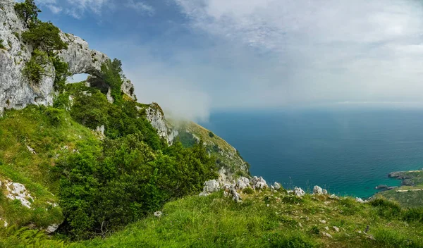 İspanya, Cantabria 'daki okyanus manzarasına bakan şeytan gözleri. — Stok fotoğraf