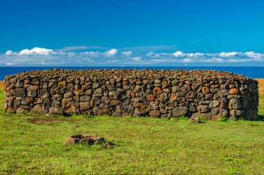 Rapa Nui adasındaki antik taş duvar