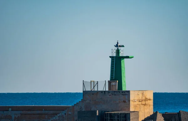 Grön målad fyr över betong och klar himmel — Stockfoto