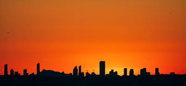 Puesta de sol sobre el horizonte de la ciudad de Benidorm en Alicante — Foto de Stock